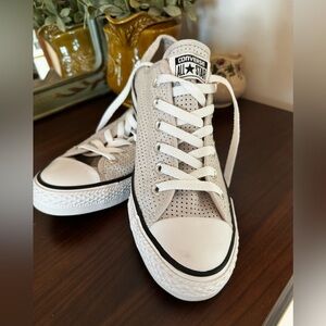 Women’s Converse Allstars Size 10
